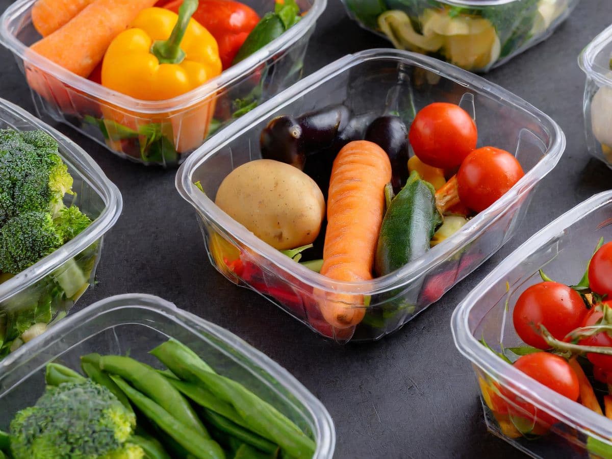Vegteables in plastic containers